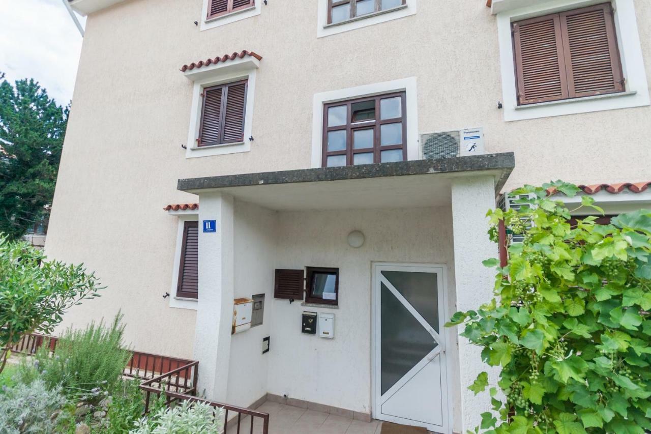 Apartment Glorija With Balcony Башка Экстерьер фото