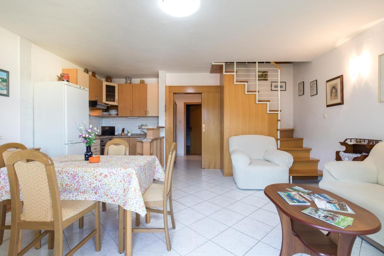 Apartment Glorija With Balcony Башка Экстерьер фото