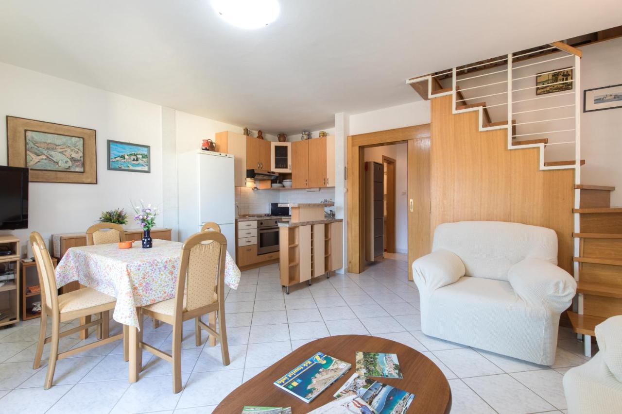 Apartment Glorija With Balcony Башка Экстерьер фото