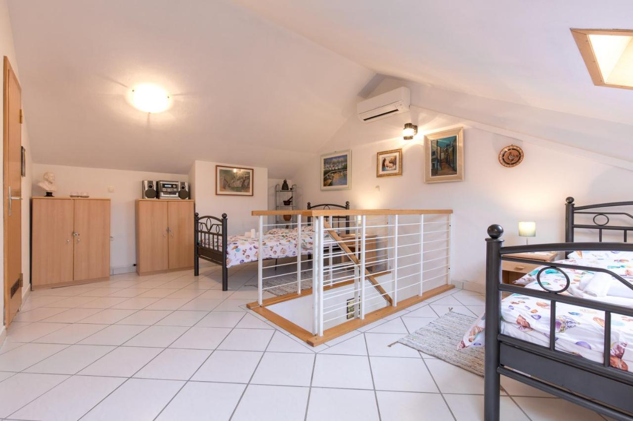 Apartment Glorija With Balcony Башка Экстерьер фото